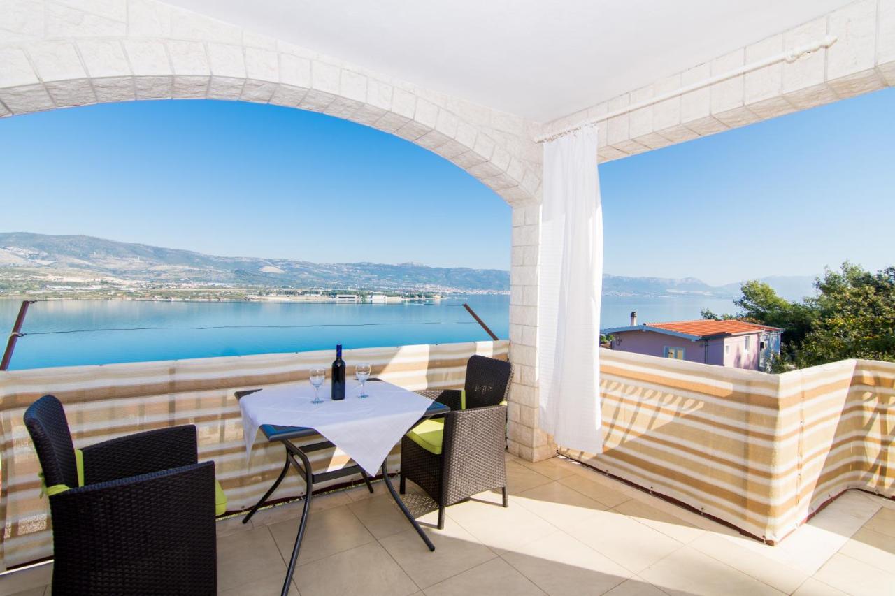Holidays Apartments Slanada With Terrace And Sea View, Near The Beach & Town Trogir, Free Parking, Quiet Place On Peninsula Ciovo Esterno foto