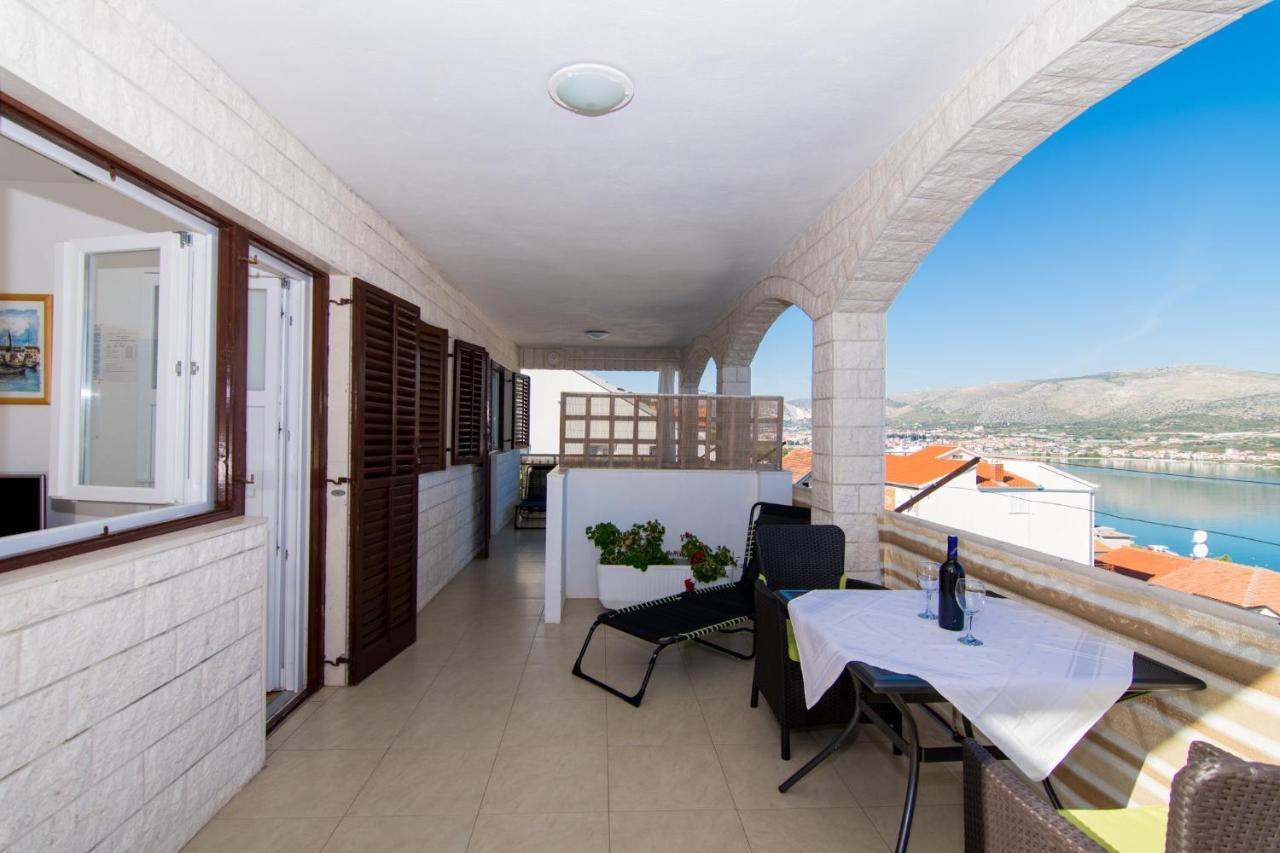 Holidays Apartments Slanada With Terrace And Sea View, Near The Beach & Town Trogir, Free Parking, Quiet Place On Peninsula Ciovo Esterno foto