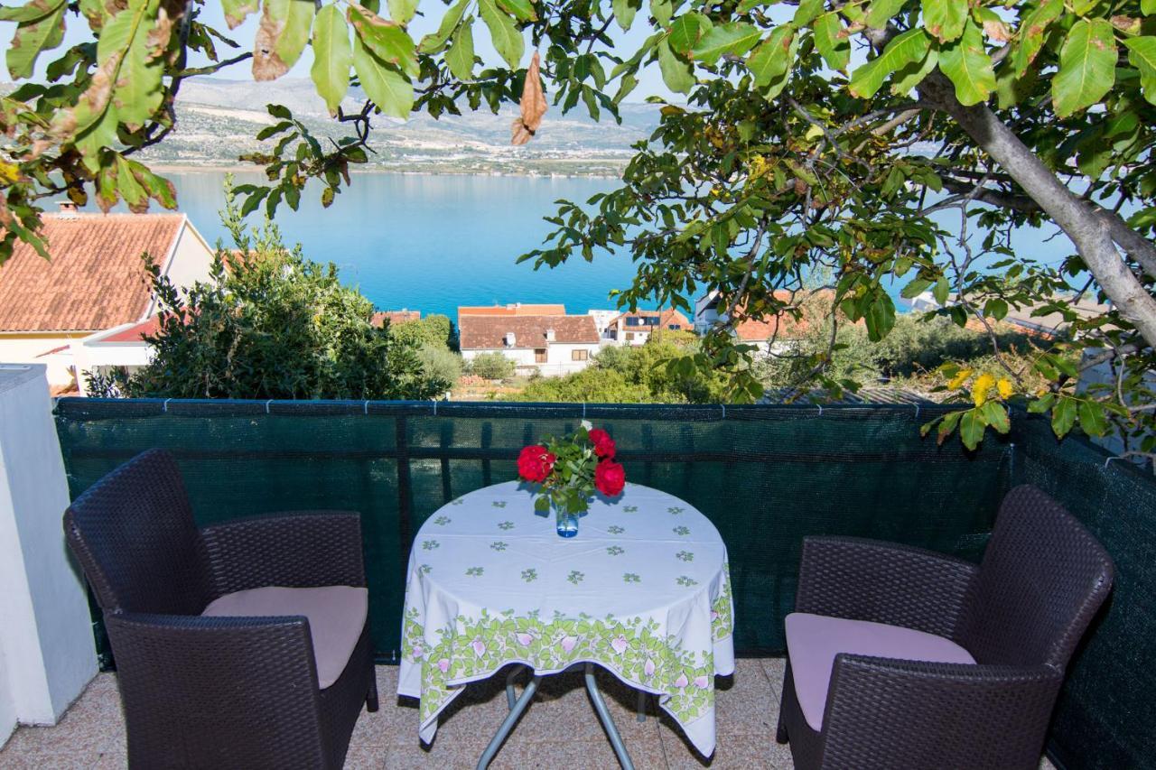 Holidays Apartments Slanada With Terrace And Sea View, Near The Beach & Town Trogir, Free Parking, Quiet Place On Peninsula Ciovo Esterno foto