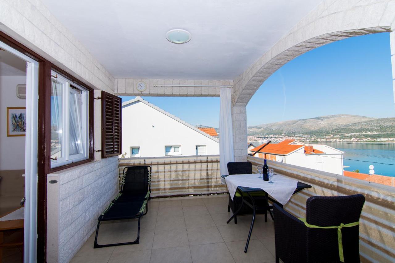 Holidays Apartments Slanada With Terrace And Sea View, Near The Beach & Town Trogir, Free Parking, Quiet Place On Peninsula Ciovo Esterno foto