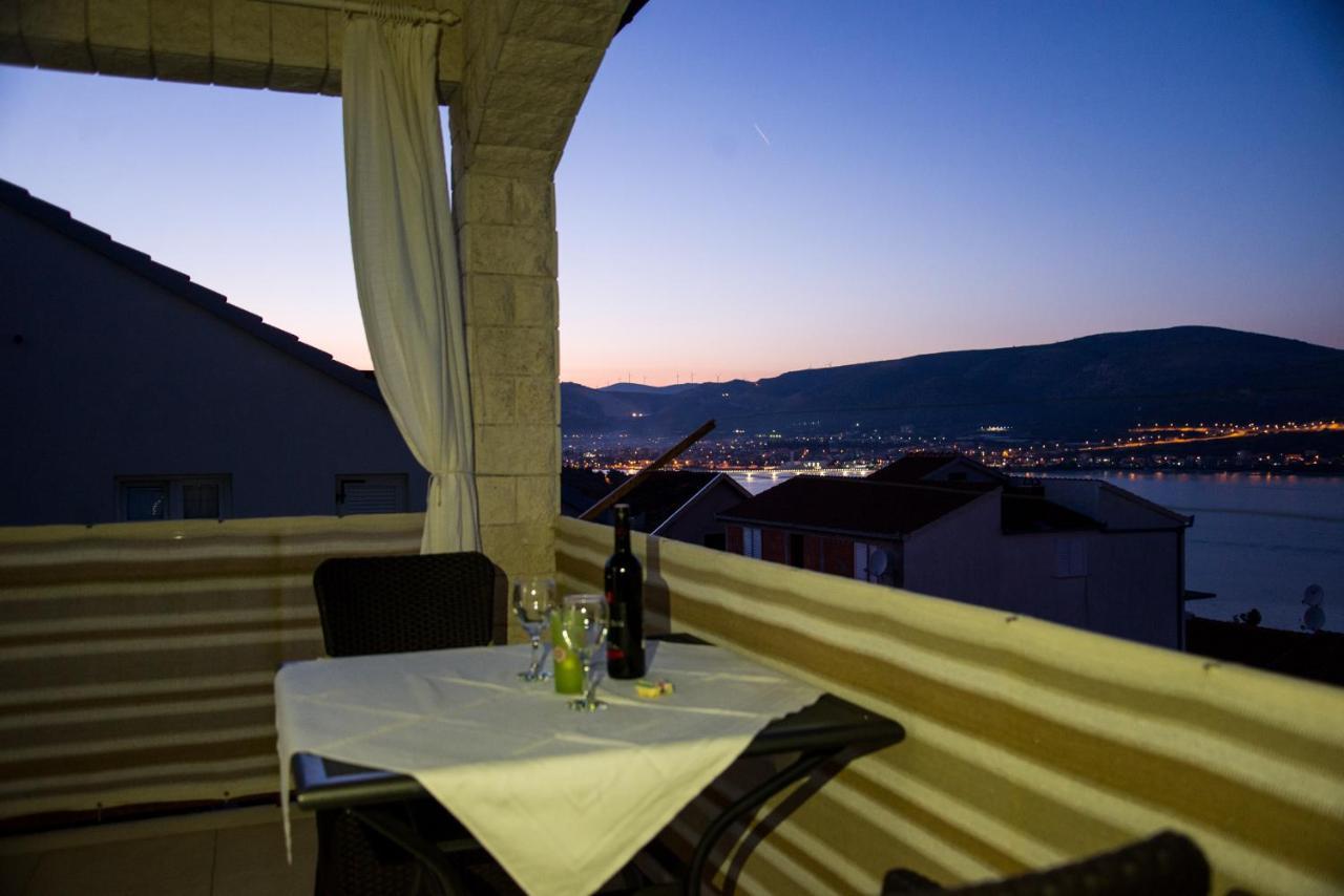 Holidays Apartments Slanada With Terrace And Sea View, Near The Beach & Town Trogir, Free Parking, Quiet Place On Peninsula Ciovo Esterno foto